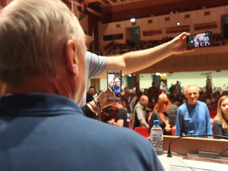 Słowo „selfie” trafiło do słownika oxfordzkiego w 2013 roku. Jest charakterystyczne dla konkretnej technologii, czyli smartfonów ze wbudowanymi kamerami. Pierwsza komórka z frontalną kamerą weszła na rynek w 2003 roku.