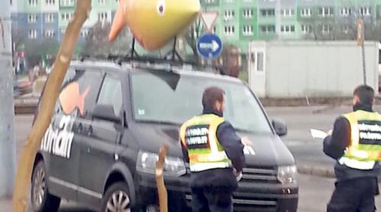 Tilosban parkolt a Hal a tortán stábautója