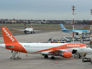 Samolot easyJet na lotnisku Tegel w Berlinie