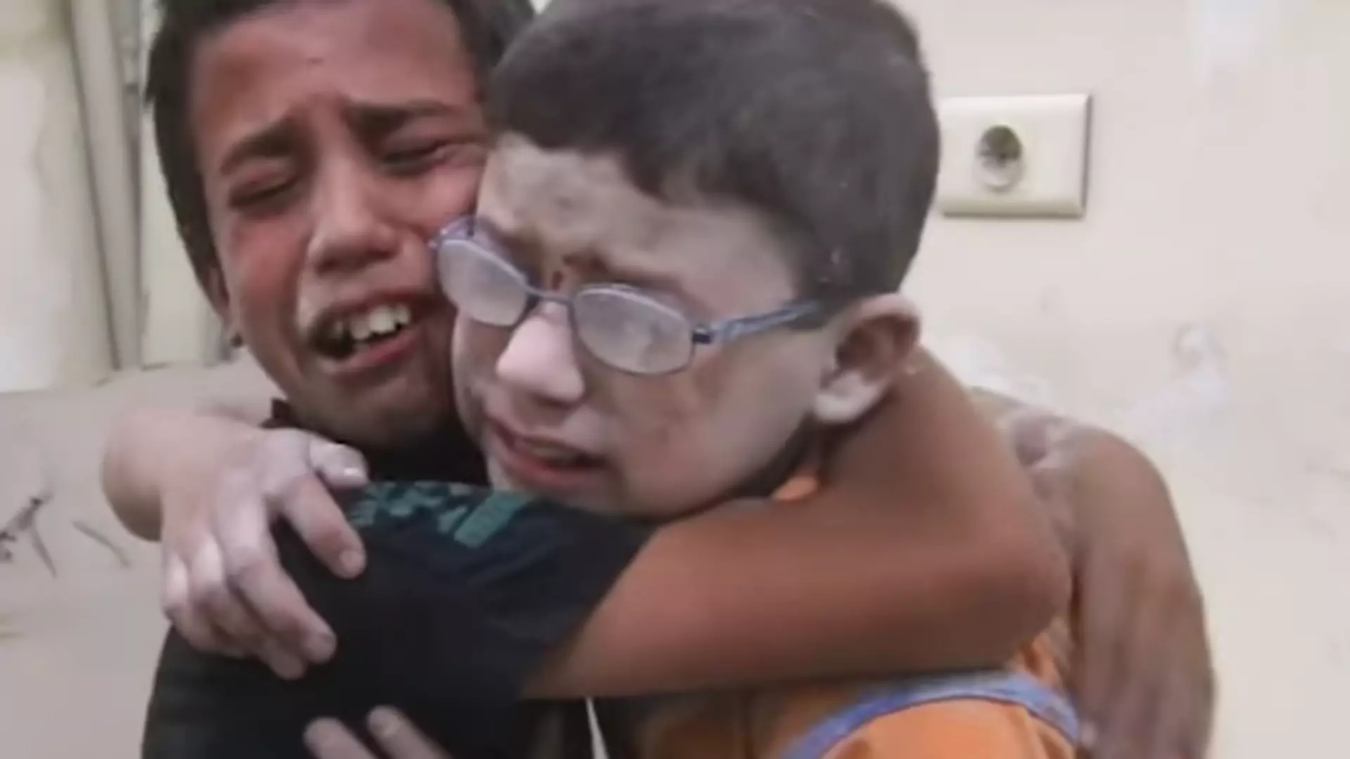 Syria nadal krwawi. Poruszające nagranie, na którym dwóch chłopców rozpacza po śmierci brata