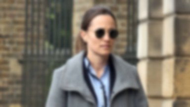 Zmęczona Pippa Middleton z wózkiem i psami