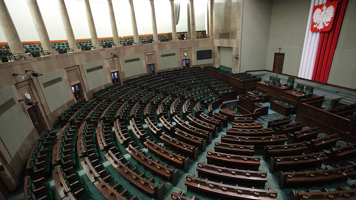 Posłowie w parlamencie będą posługiwać się nowymi urządzeniami do głosowania. Kancelaria Sejmu podpisała umowę z dostawcą urządzeń i specjalistycznego oprogramowania - informuje Radio Zet.