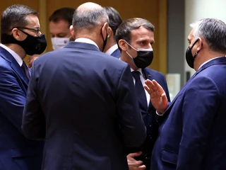 Premier Mateusz Morawiecki, prezydent Francji Emmanuel Macron, premier Węgier Viktor Orban i premier Słowenii Janez Jansza w trakcie szczytu UE w Brukseli