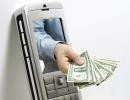 Telefon komórkowy i pieniądze Fot. Shutterstock