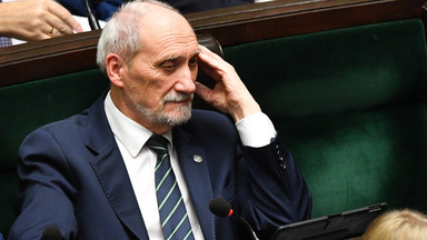 "Stan wyjątkowy". "To, co zrobił Macierewicz, jest z korzyścią dla Rosji"