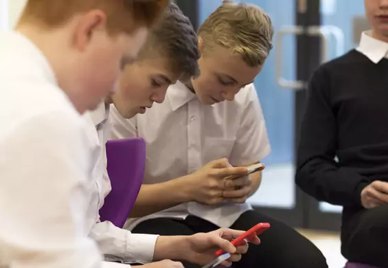 Całkowity zakaz używania smartfonów w szkołach. Tak, nawet podczas przerw