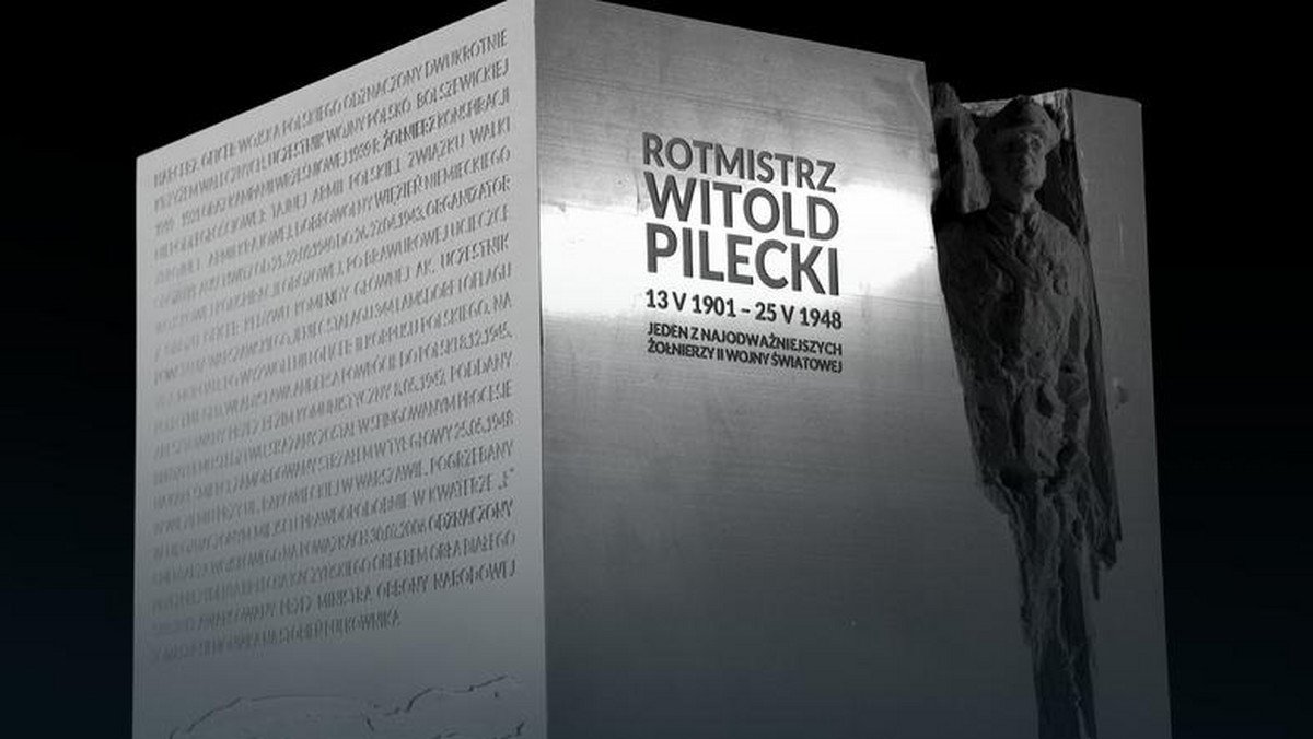 Będzie miał formę sześcianu z granitu i betonu, przełamanego rzeźbą głównego bohatera, odlaną z brązu. Budowa pomnika rotmistrza Pileckiego w Warszawie dobiega końca. Rozpoczął się właśnie ostatni etap prac, który polega na przygotowaniu terenu i złożeniu monumentu w jedną całość. Prace zostaną zakończone jeszcze w tym roku.