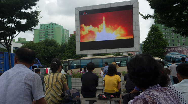 Észak-Korea városaiban hatalmas képernyőkön mutatták be a kilövést / Fotó: AFP
