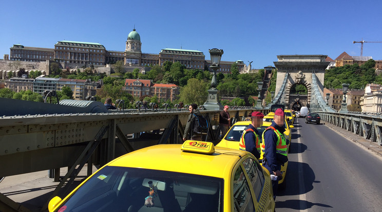 A taxisok ellepték a várost, az Uber meg akciós napot tart / Fotó: Vajta Zoltán