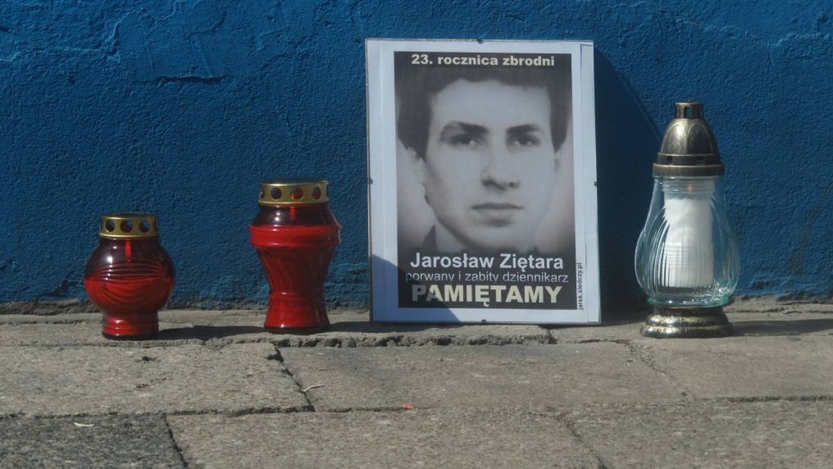 Mija 23 lata od tajemniczego zniknięcia dziennikarza śledczego Jarosława Ziętary. W południe przed kamienicą, w której mieszkał spotkali się przyjaciele i dziennikarze, którzy zapalili znicze. Do dziś nie wyjaśniono sprawy zaginięcia. Śledztwo ciągle trwa.