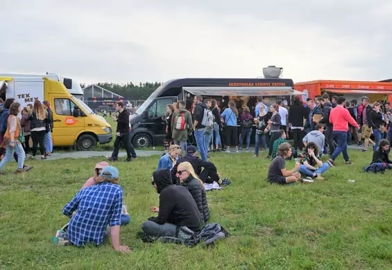 Pizza z food trucka, kanapka ze śledziem, tacosy z salsą habanero. Co je Open’er?