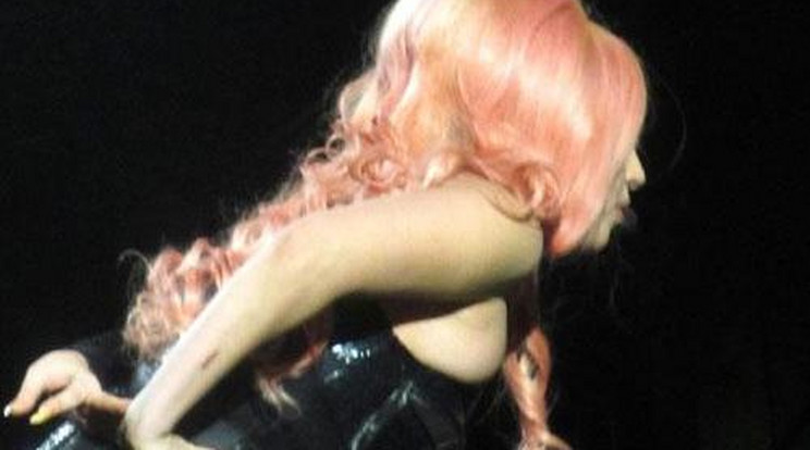 Lady Gaga nem tud lábra állni 