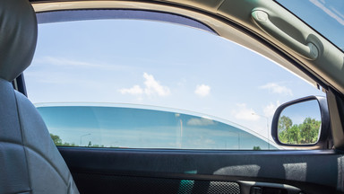 Turysta ukarany mandatem za otwarte okno w zaparkowanym samochodzie