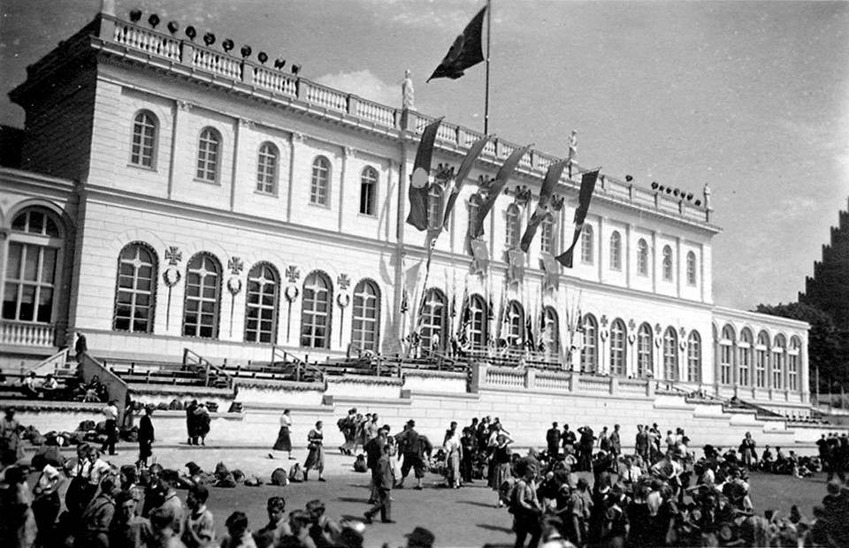Południowe skrzydła Pałacu Królewskiego zostały spalone po wojnie przez czerwonoarmistów i zburzone w 1969 roku, bo rzekomo nie reprezentowały większej wartości zabytkowej