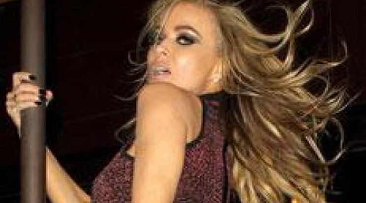 Hoppá! Meleg klubban lejtett rúdtáncot Carmen Electra – videó!