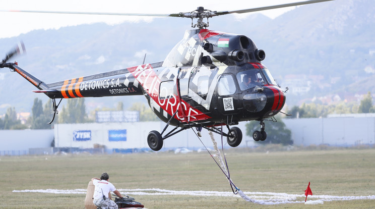A Mi–2-es helikoptert a tapasztalt pilóta, Imreh Lajos irányította. Eddig 16 800 órát töltött a levegőben/ Fotó: Fuszek Gábor