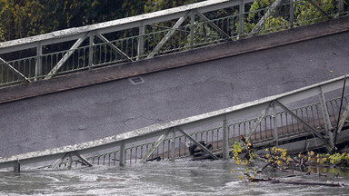 We Francji zawalił się most, do rzeki wpadła ciężarówka