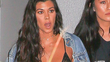 Kourtney Kardashian zaświeciła biustem. Body pożyczyła od siostry?