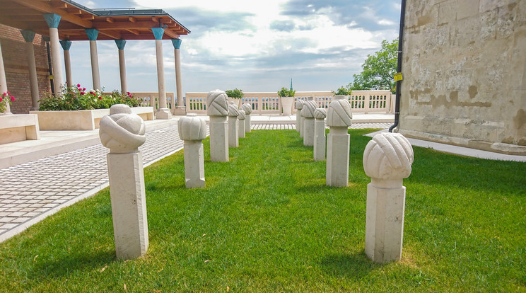 Az egykori temetőre 12 turbános sírkőmásolat emlékeztet / Fotó: Novák Petra