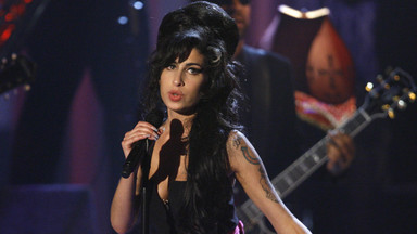 Amy Winehouse robiła zawrotną karierę i pobijała rekordy. Używki wszystko zaprzepaściły
