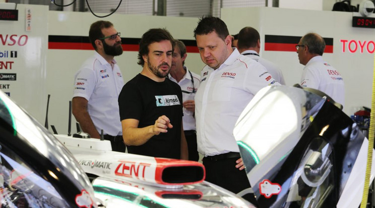 Alonso igazán elismerően nyilatkozott a Toyota hosszú távú hibrid versenyautójáról, bejött neki az új vezetési stílus, az extrém erős stratégiát igénylő műfaj