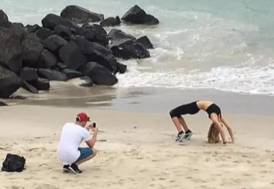 Faceci robiący fotki swoim dziewczynom na plaży, doczekali się swojego fanpage'a
