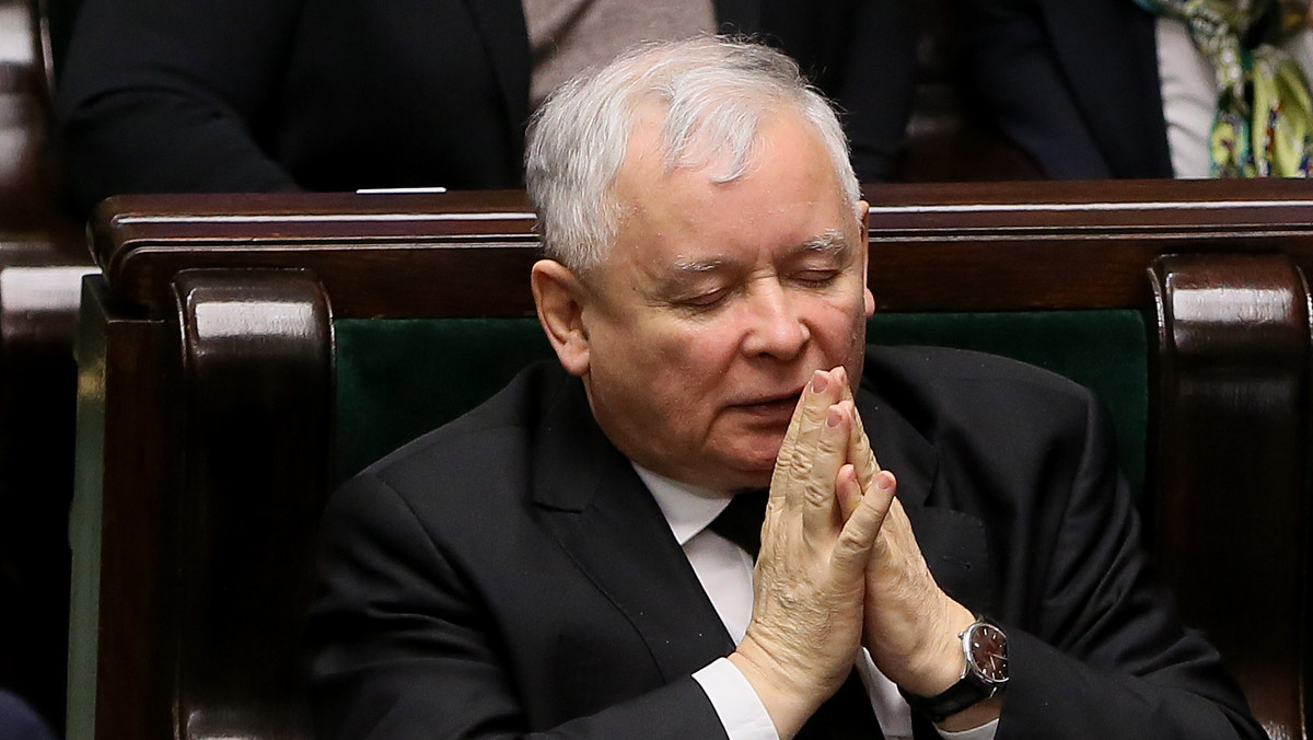 Prokuratura odmówiła śledztwa w sprawie publicznego znieważenia przez prezesa PiS Jarosława Kaczyńskiego prezydenta RP i prezesów SN, NSA i TK. Prezes PiS mówił o "terroryzowaniu" przez nich sądów badających ważność wyborów samorządowych.