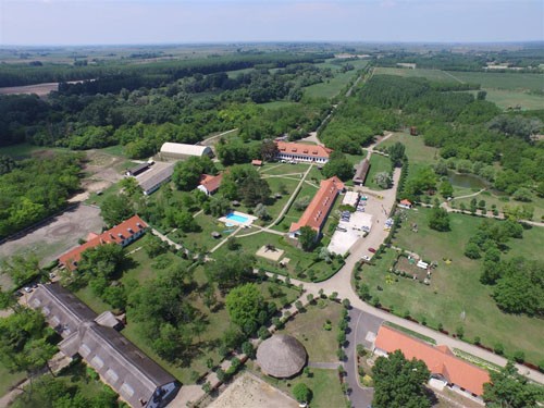 Hatalmas zöld terület, vendégházak, medence,... minden, ami egy romantikus esküvőhöz dukál.