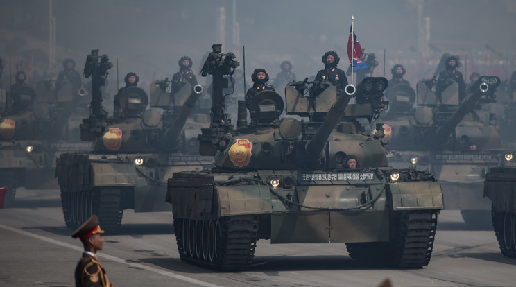 Észak-Koreai tankok vonulnak fel egy katonai parádén /Fotó: AFP