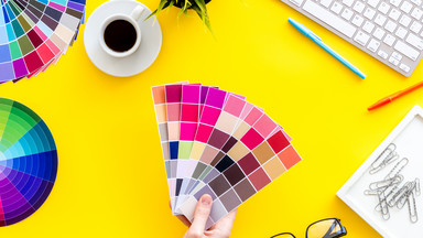 Wprowadź kolor do swojego życia — dodatki z kultowym logo PANTONE