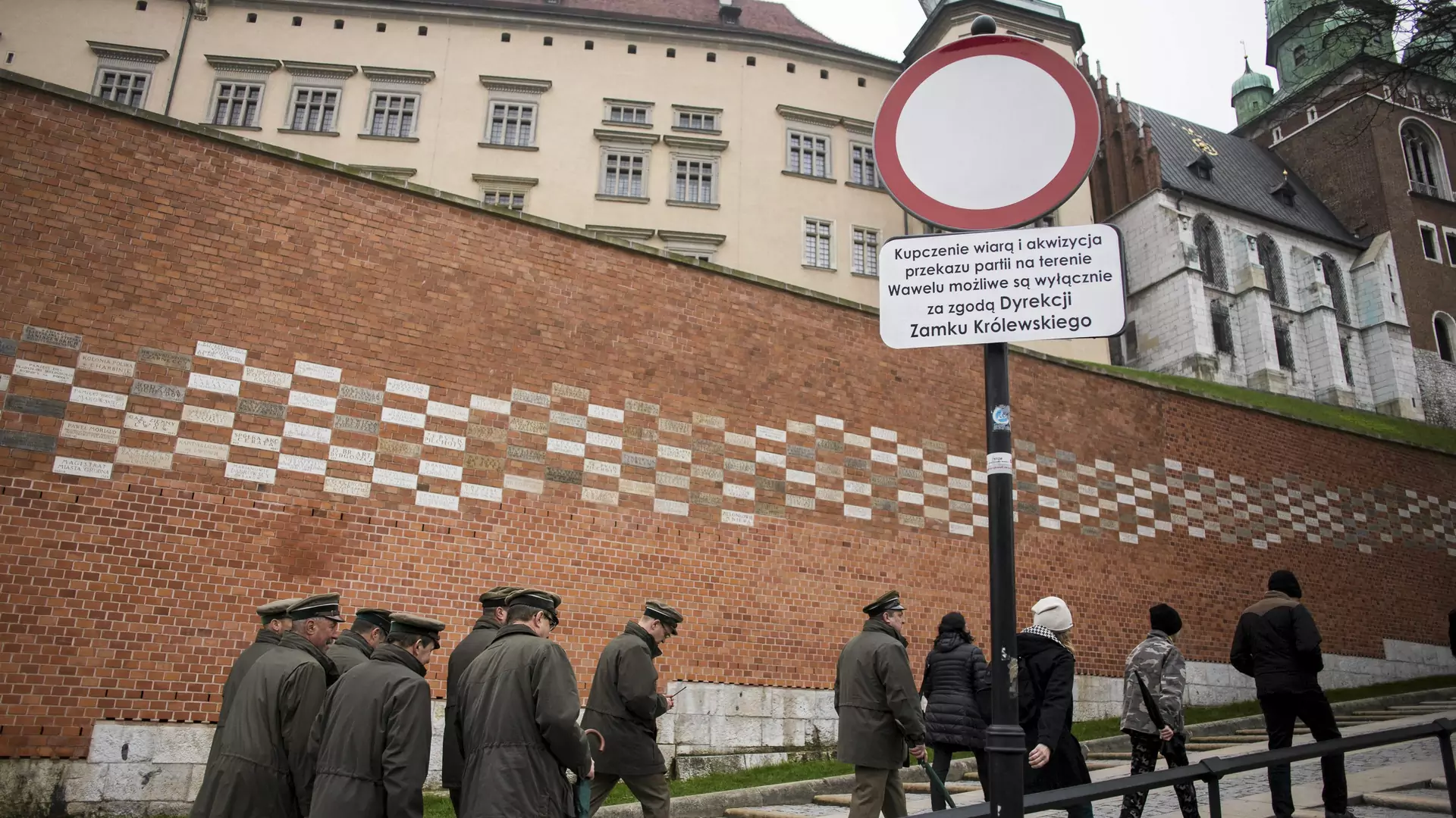 Kolejny level żartów z PiS-u. Nowy "znak drogowy" od kilku dni pod Wawelem