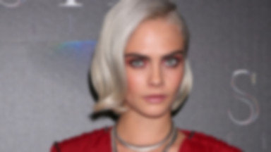 Cara Delevingne kusi dekoltem na imprezie. Pokazała za dużo?