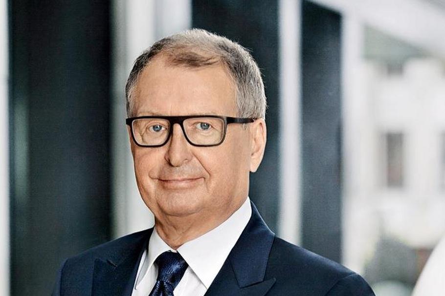 Jerzy Starak jest właścicielem Polpharmy, największego producenta leków w Polsce. W 2020 r. awansował na trzecie miejsce na Liście 100 Najbogatszych Polaków magazynu „Forbes”