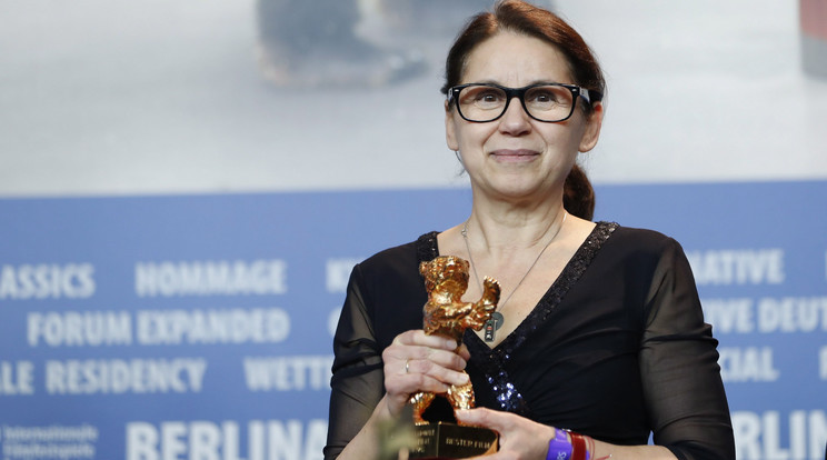 Enyedi Ildikó a legjobb filmnek járó Arany Medve díjjal a 67. Berlini Nemzetközi Filmfesztivál díjkiosztó ünnepségén 2017. február 18-án. Enyedi a Testről és lélekről című alkotásáért részesült az elismerésben. /Fotó: MTI/EPA/Ian Langsdon