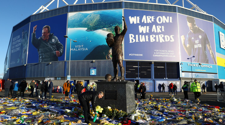 A Cardiff City arénája előtti területet beborították a virágok /Fotó: Getty Images