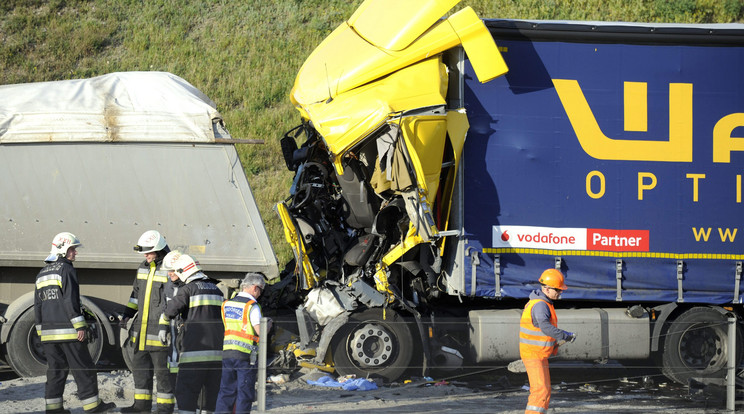 Beleszaladt az előtte közlekedő tehergépjárműbe a kamionos - már nem lehetett megmenteni az életét / Fotó: MTI - Mihádák Zoltán