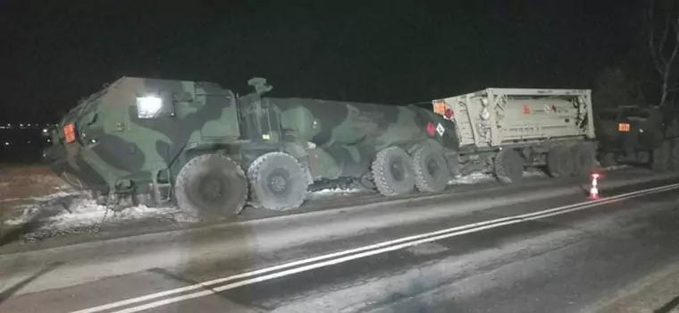 Pojazd amerykańskiej armii wjechał do rowu. Polskie drogi zbyt wąskie?