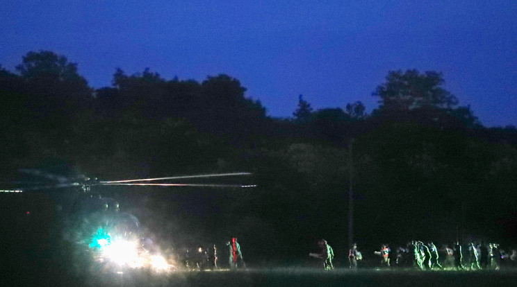 A katonák azonnal egy helikopterhez vitték a kihozott fiúkat, hogy minél hamarabb kórházba kerüljenek, repülőúton vitték le a srácokat a hegyekből /Fotó: MTI-EPA/Rrungroj Yongrit