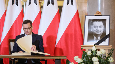 Premier we wpisie w księdze kondolencyjnej: Jan Olszewski całe życie poświęcił Polsce i Polakom