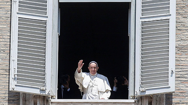 Ferenc pápa imádkozik George Floydért. / Fotó:  MTI/EPA/ANSA/Fabio Frustaci