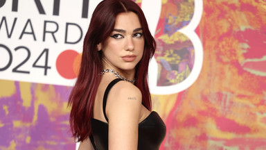 Dua Lipa w skórzanej sukni na BRIT Awards 2024. Ellie Goulding nie do poznania