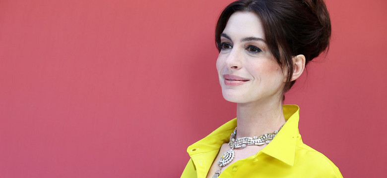 Anne Hathaway cała na żółto. Obłędna kreacja Valentino