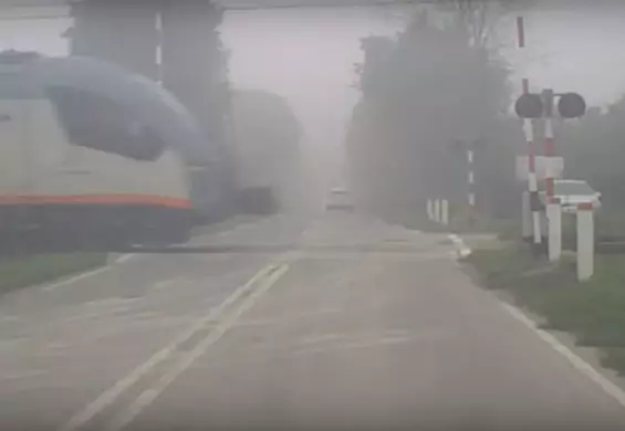 To nagranie pokaże ci, czemu ZAWSZE musisz zatrzymać się przed przejazdem kolejowym