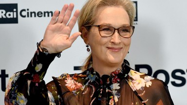 Meryl Streep w prześwitującej bluzce na konferencji. Świetna stylizacja!