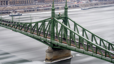 Stolica Węgier skuta lodem. Zimowy pejzaż znad Dunaju