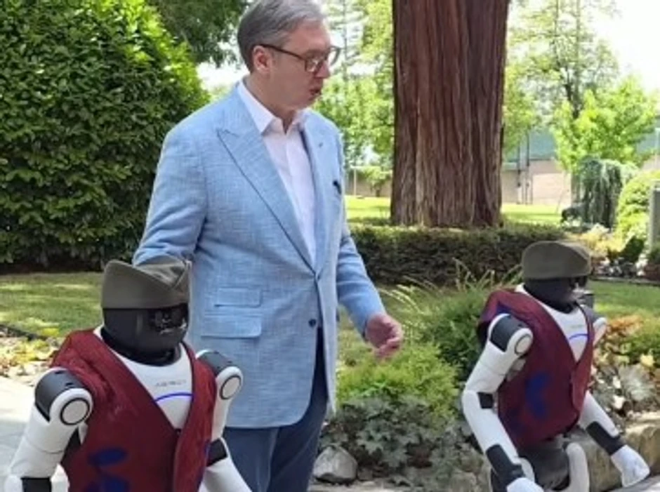 Vučić i roboti