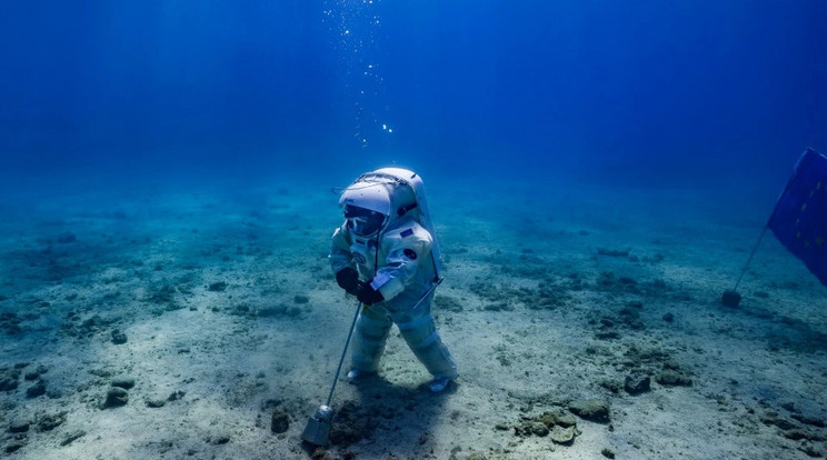 Az amerikai asztronauták a víz alatt szimulálják a Holdon való mozgást