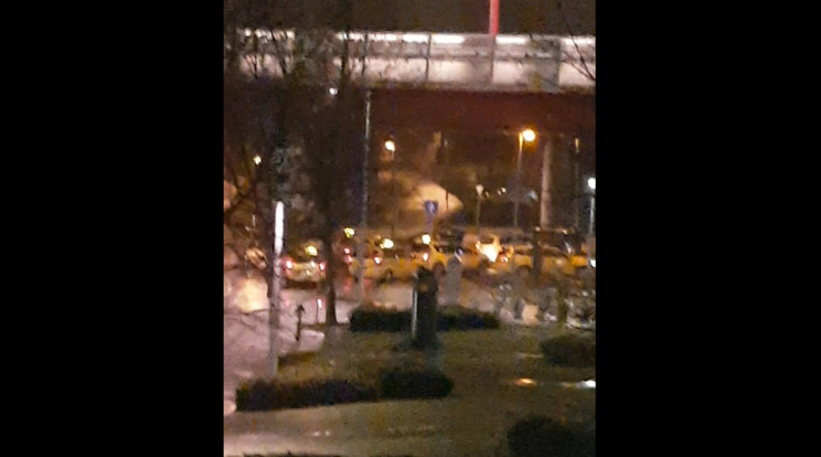 Tucatnyi taxis érkezett a Rákóczi hídhoz 