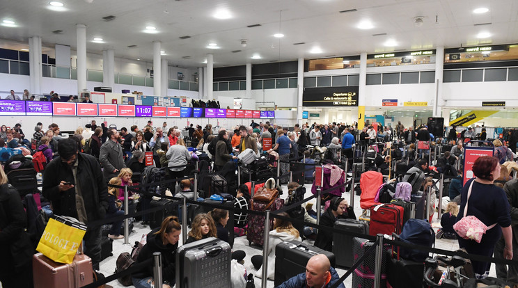 A Londonhoz közeli Gatwick reptéren 33 órára leállt a teljes forgalom, az
utasoknak várni kellett  /Fotó: MTI - EPA - Facundo Arrizabalaga
