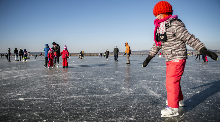 11 centiméteres a jégréteg, lehet korcsolyázni! / Fotó: MTI - Bodnár Boglárka